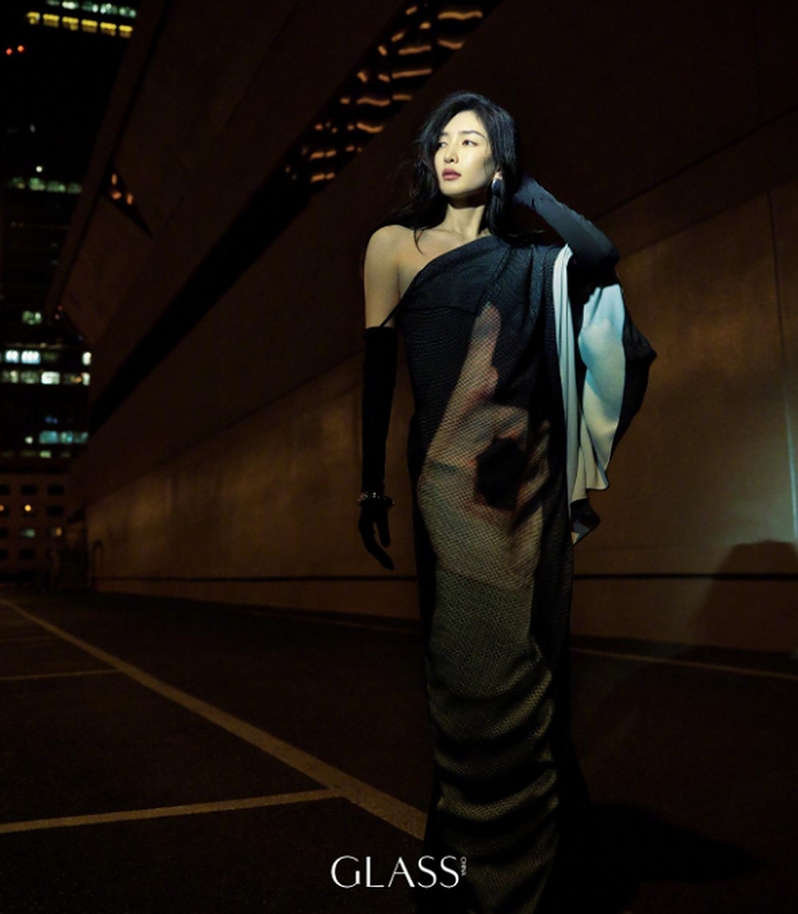 江疏影glass四月刊封面大片,满满都市破碎感,氛围感十足!