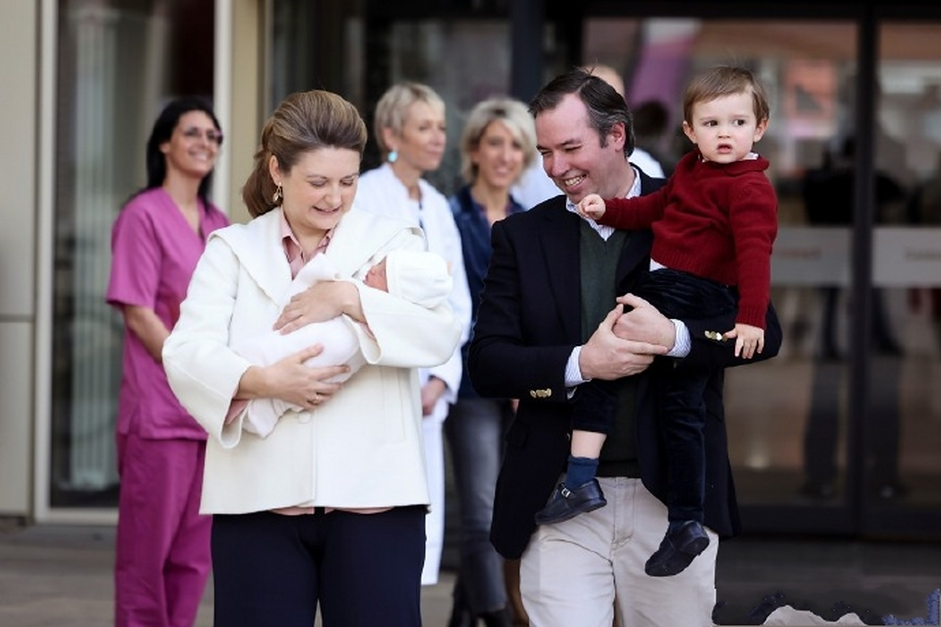 卢森堡大公储妃斯蒂芬妮和弗朗索瓦王子的出院图  今天卢森堡王室官方