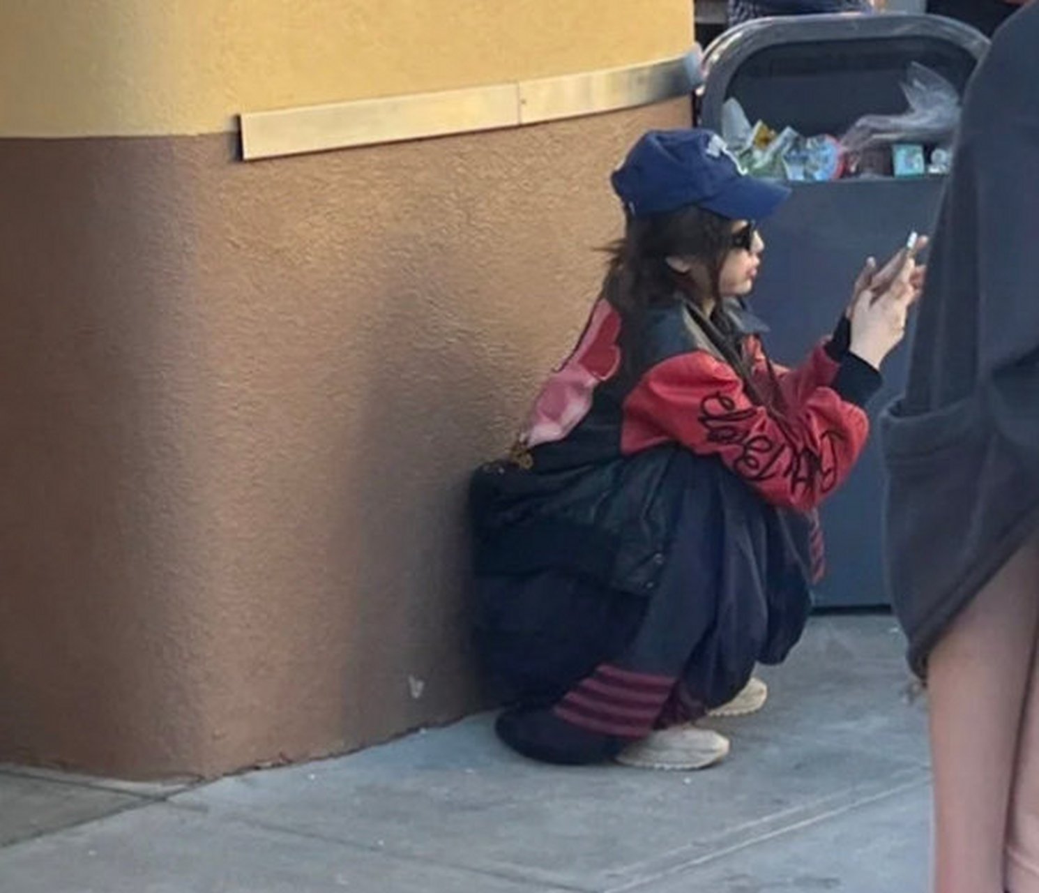 有网友偶遇虞书欣蹲在路边,欣欣子是为了蹲下来休息迈,哈哈哈真的和我