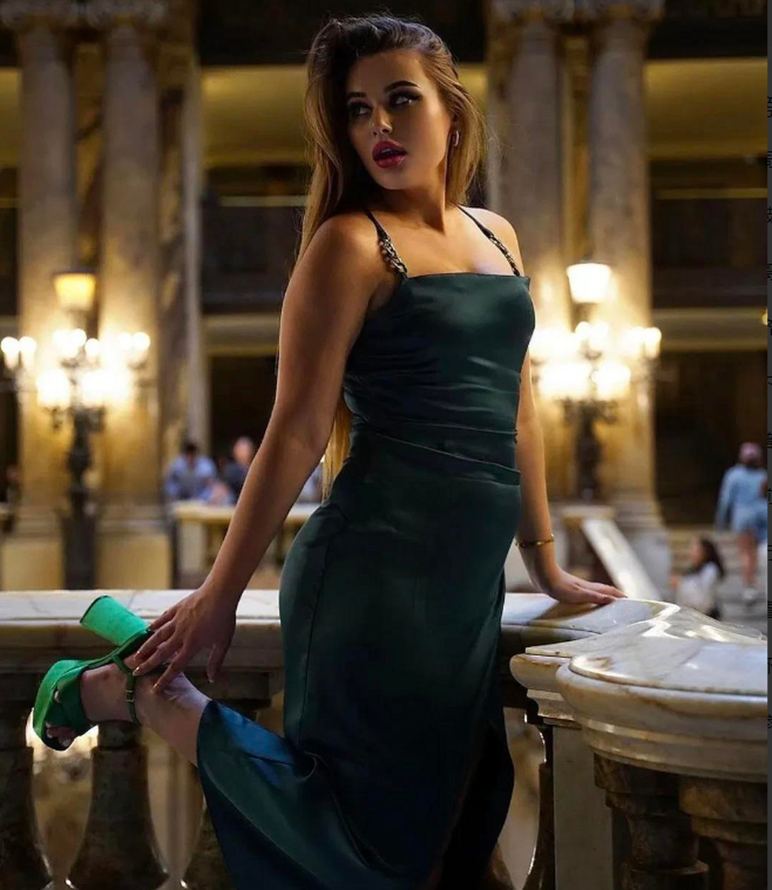 这样的医生病人都排几个月的队了,为何还要出去兼职? 维罗妮卡·穆里