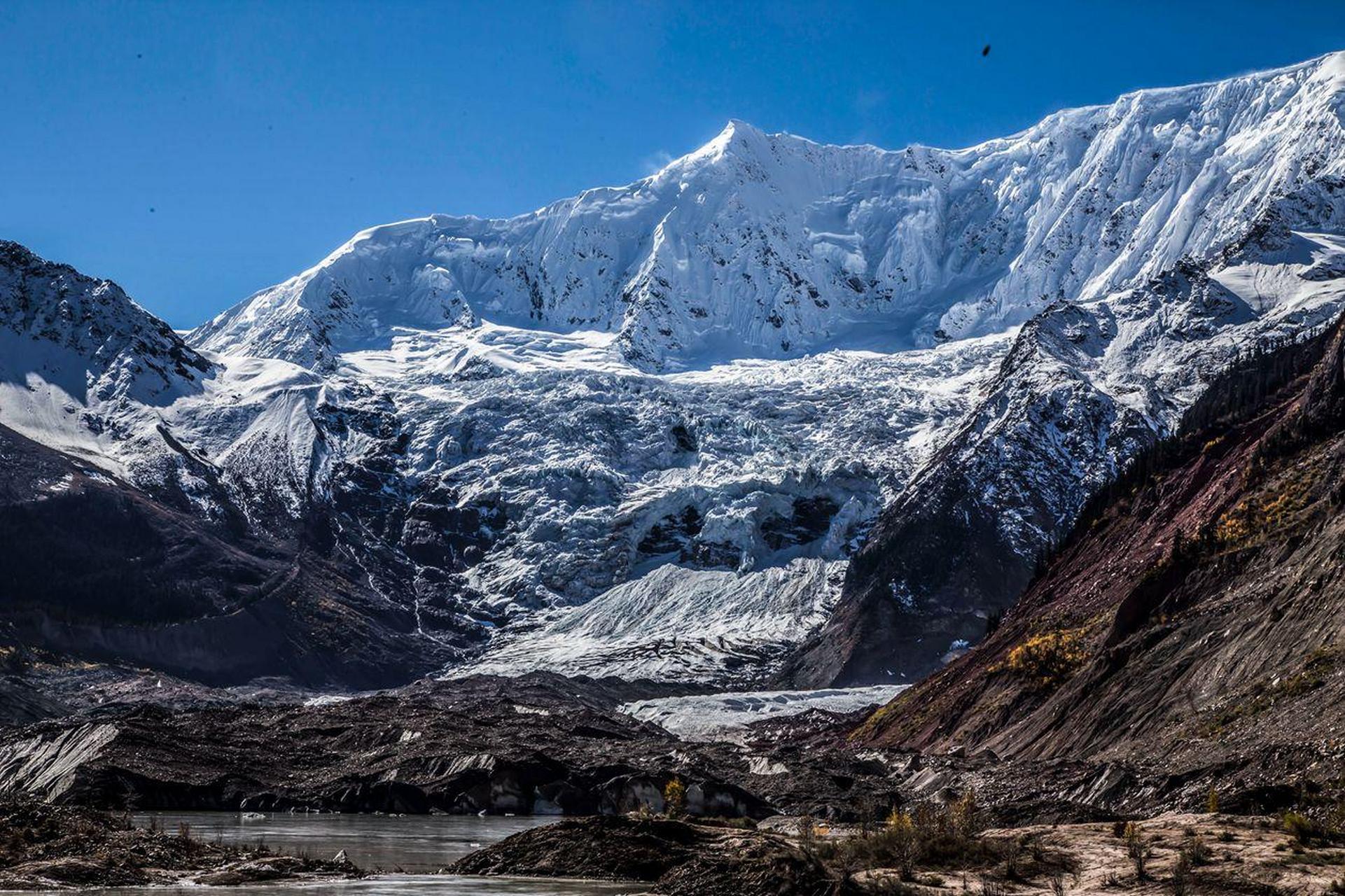 米堆冰川位于西藏林芝地区波密县东约100km处的玉普乡米堆村,湛蓝天空