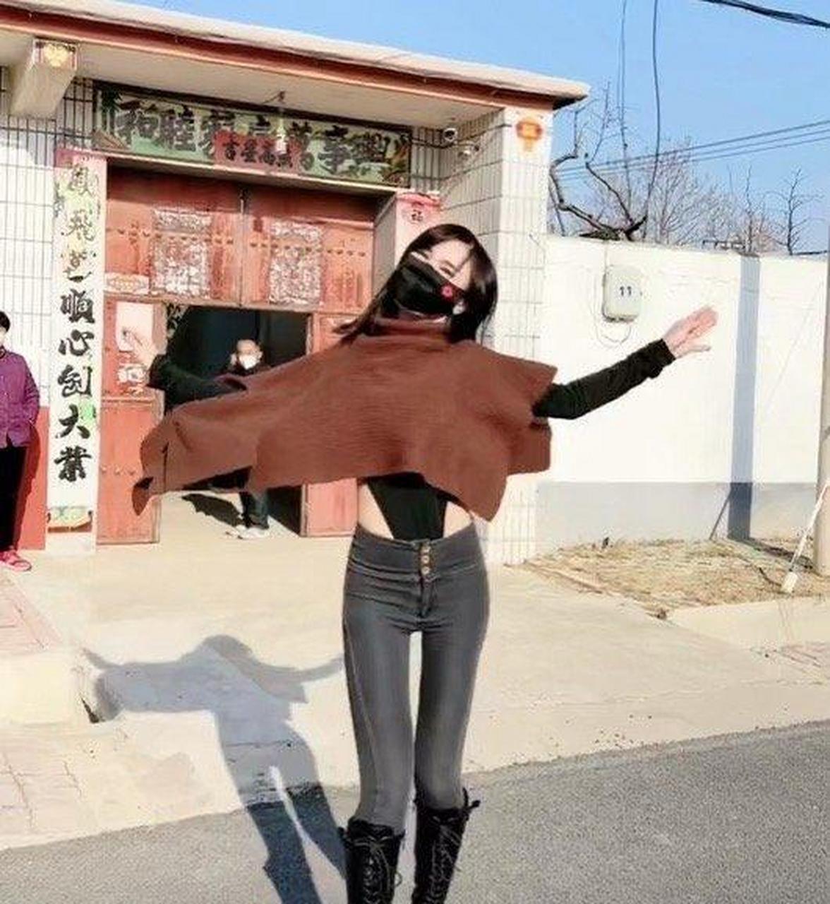 "村花"从城里带回的衣服真的很漂亮.我只是有一个问题,我还没有解决!