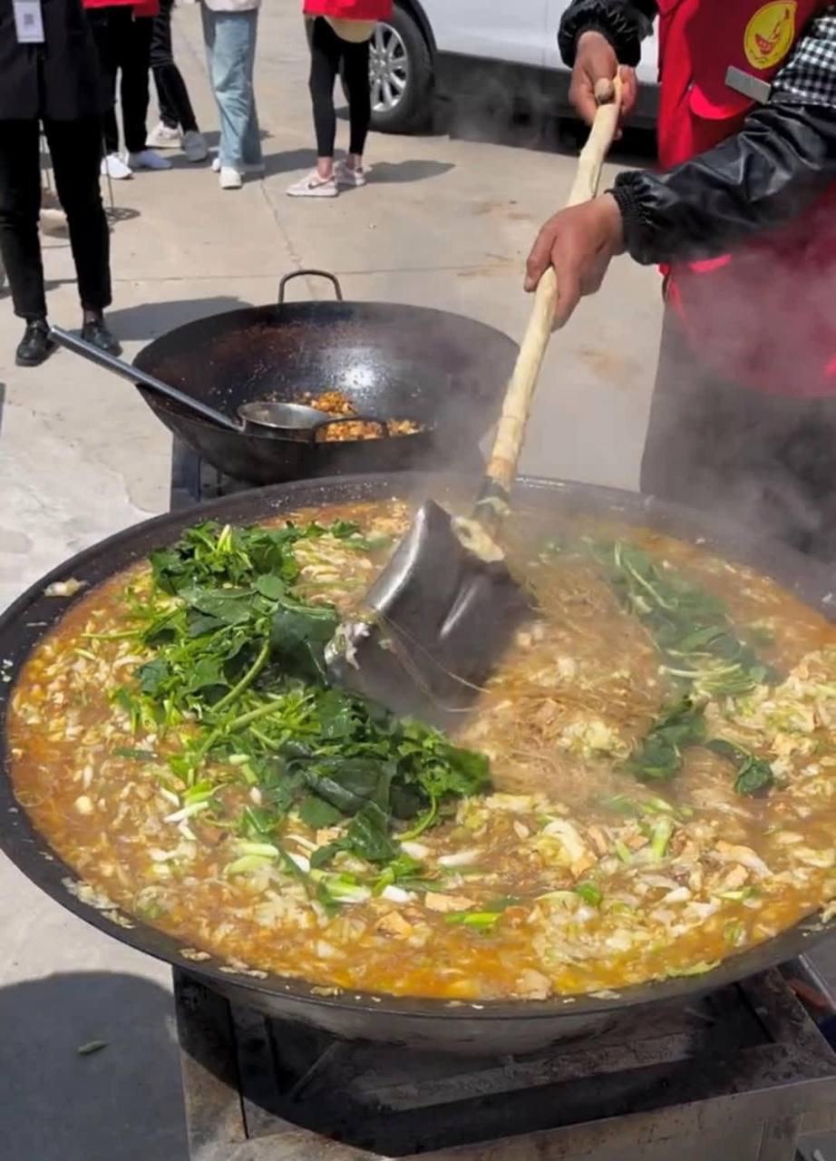 农村的大锅菜,虽然不好看,但是很好吃[三哈][三哈]愿您们一生健康快乐
