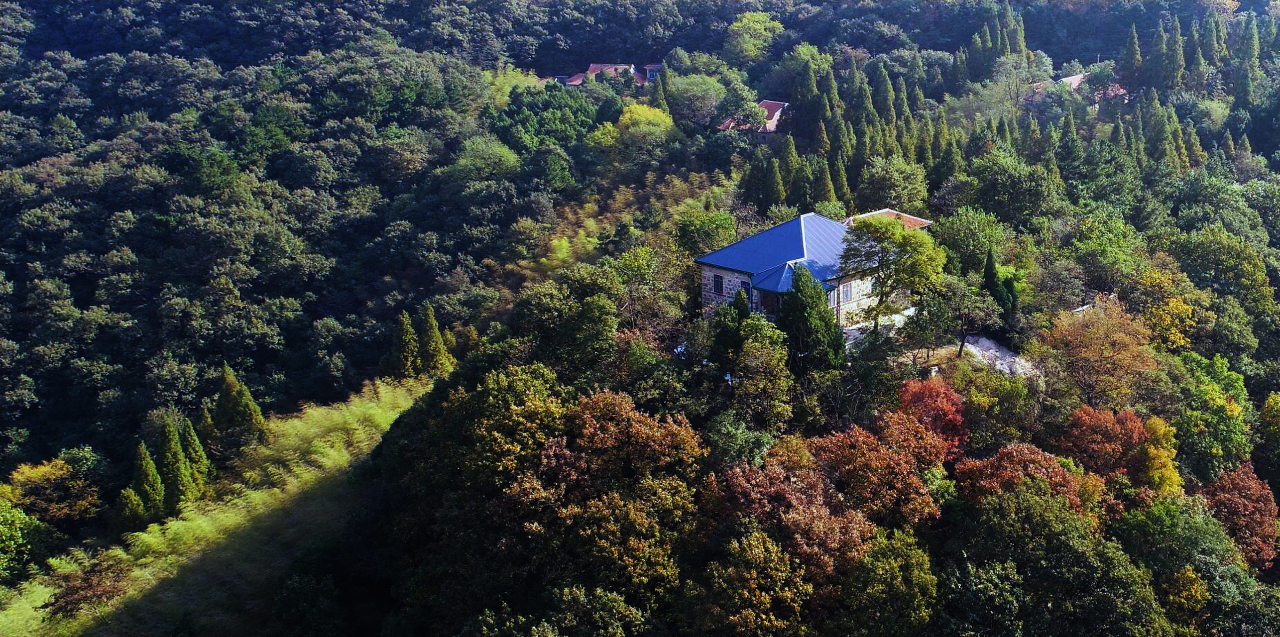 鸡公山,是河南省信阳市的一座风景名胜,也是中国四大避暑胜地之一.