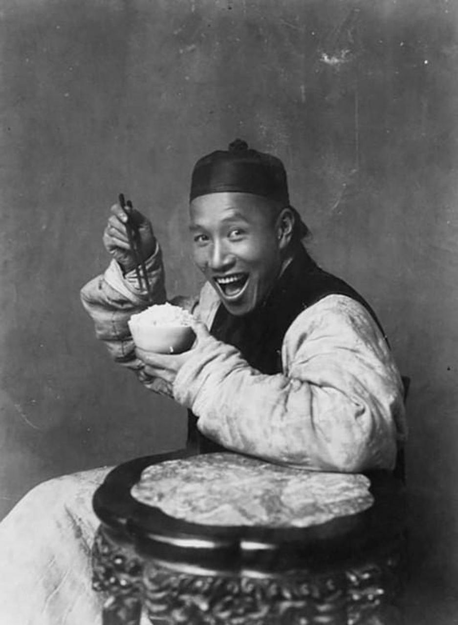 1901年,最初的名字是"吃米饭的男人",这张照片因为该男子的笑容在当时