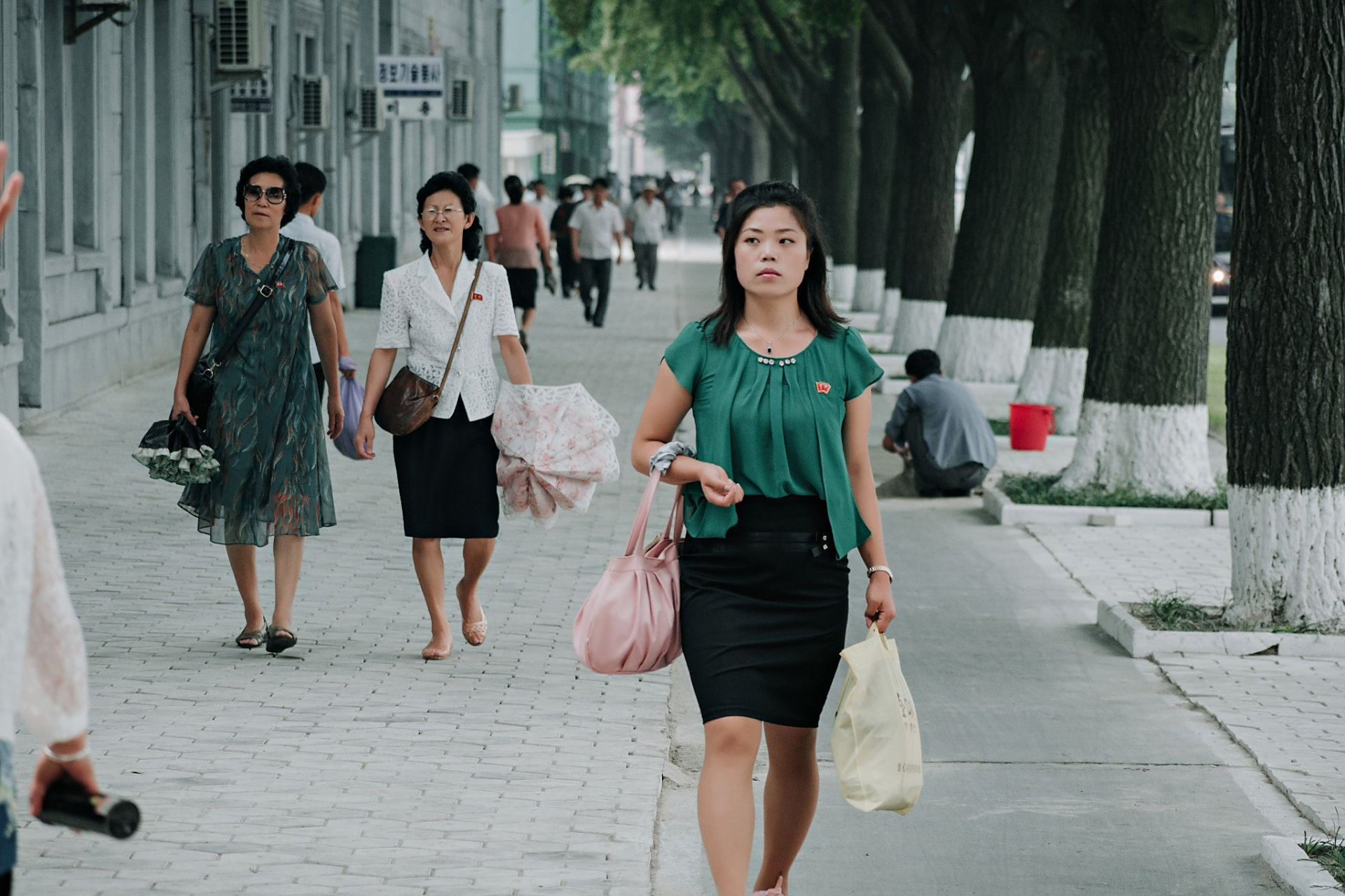 朝鲜# 平壤街头的行人 [666][666][666]  #旅行# #旅游