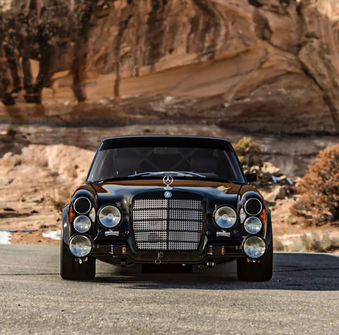奔驰300sel是梅赛德斯-奔驰在1969年推出的第一款高性能轿车——300