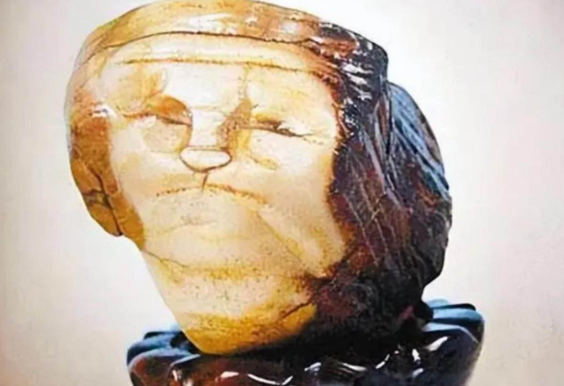 1997年,喜欢奇石的赵立云花费了150元,买下了一块奇石,石头形状酷似