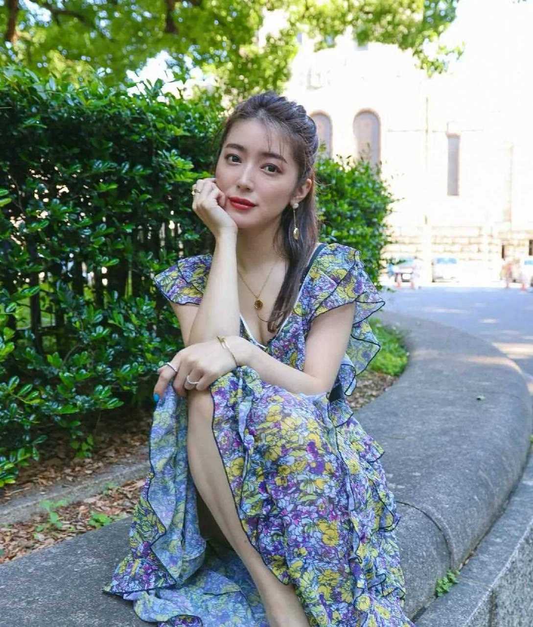 大口智惠美近期的穿搭,她的穿搭总是有着满满的港风味和法式复古气息