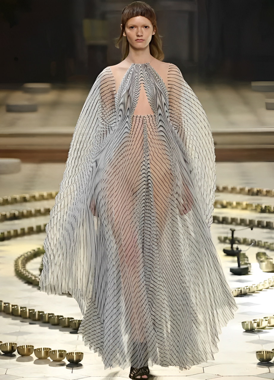 2016年巴黎秋冬高级定制时装秀上,模特们不穿内衣走秀,着实让人大吃一