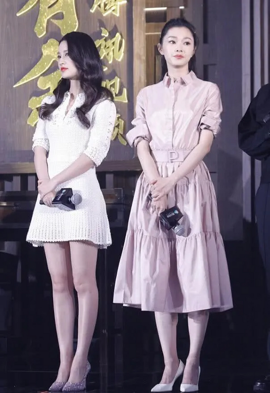 李沁和宋轶同框照,感觉李沁的颜值和大长腿直接宋轶秒杀了,因为显得