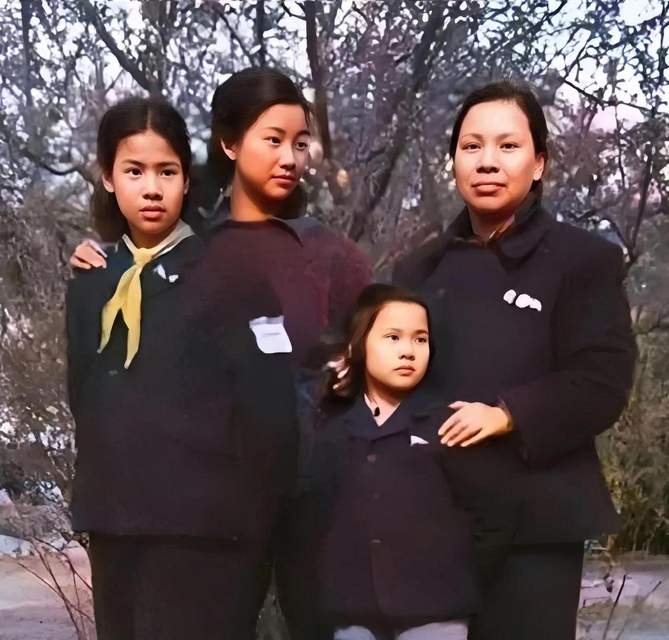 眼前的四位是张文秋和她的三个女儿在一起的珍贵合影,大女儿刘思齐与