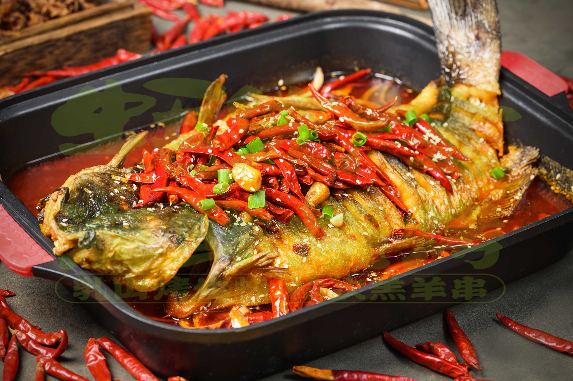 秘制烤鱼:城市人繁忙中的口感享受 在这个炎炎夏日,一道烤鱼便能让人