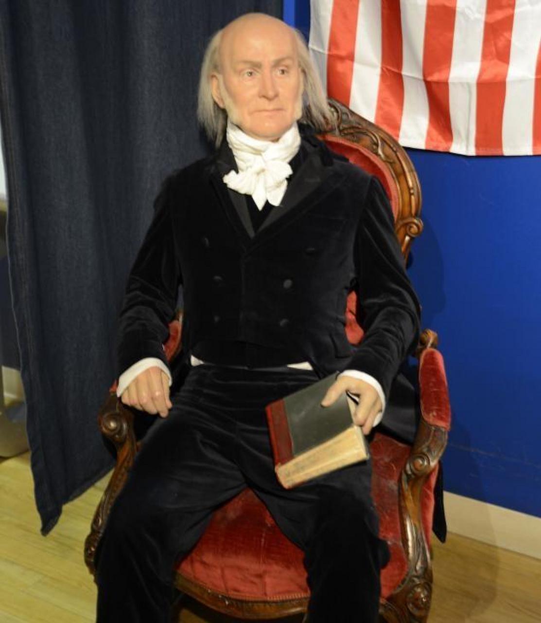 1799年,67岁的美国总统华盛顿奄奄一息的被两位医生死死按在手术台