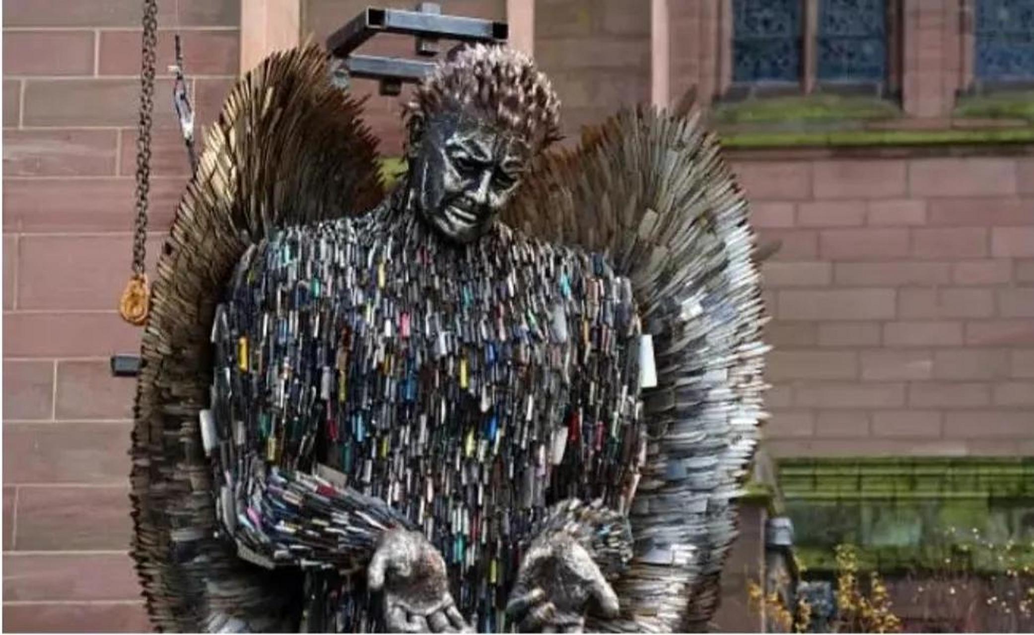 名为"刀天使"的雕像,由10万把刀拼接构成!代表着反对战争哦.