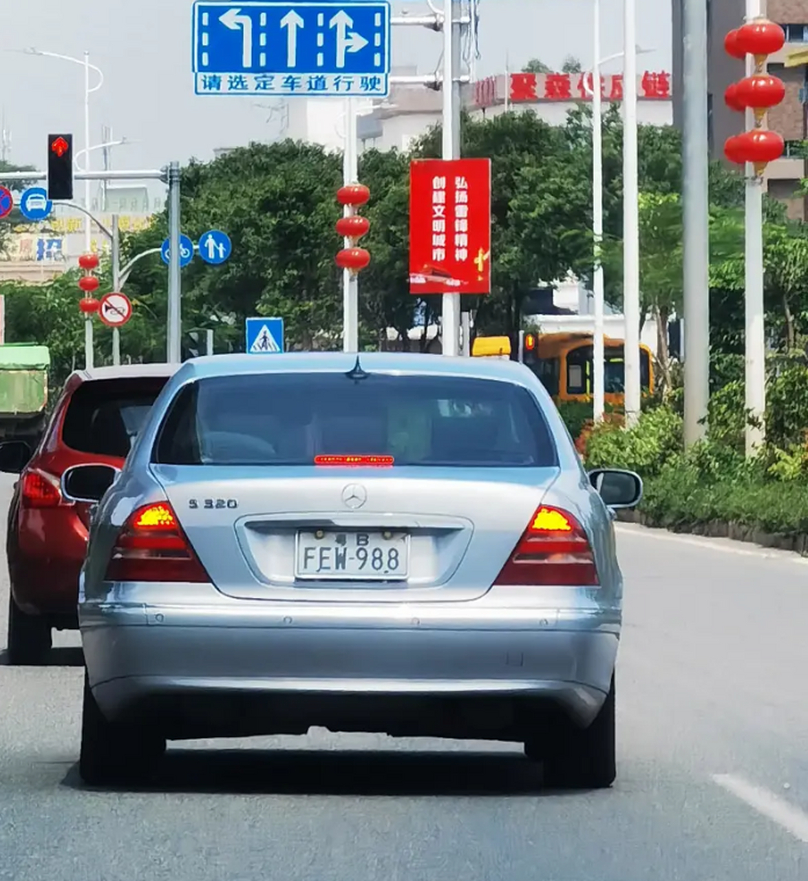 白底黑字车牌车牌号还非常简单,在现在满是蓝牌,绿牌的世界当中非常的