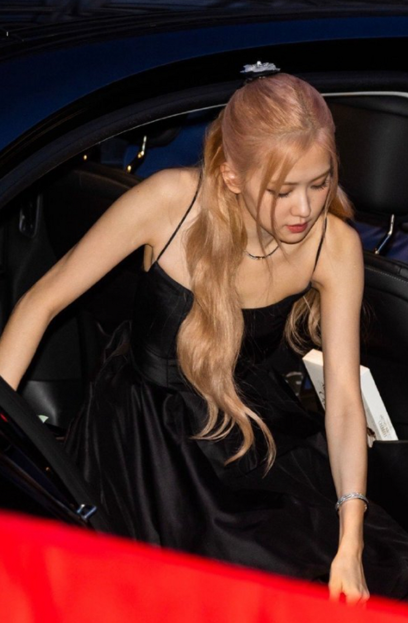 朴彩英黑色吊带裙造型, 特别特别美