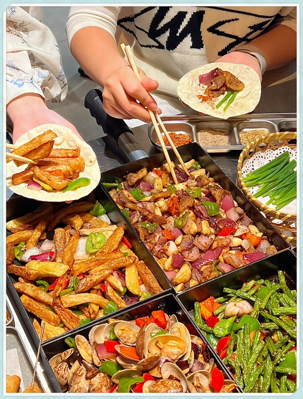 在青岛品尝过那香味扑鼻的小饼卷戳子肉,它的美味让人难以忘怀.