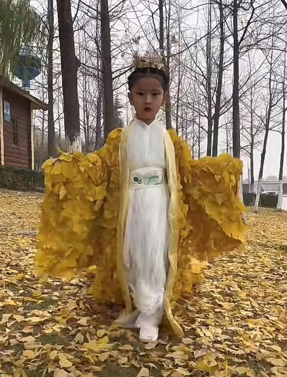 网友:一位妈妈用树叶给女儿做的衣服,穿出了上朝的感觉呀,太惊艳了!