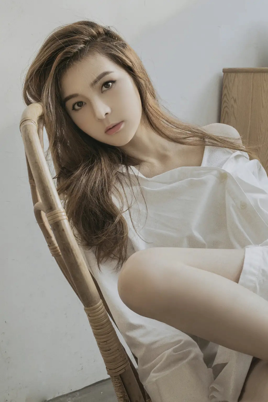 夏嫣白色穿搭,个性十足.