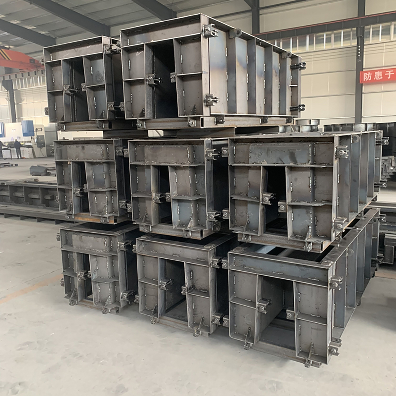 矩形槽模具是多种模具的统称,比如梯形水沟模具,流水槽模具都可以成为