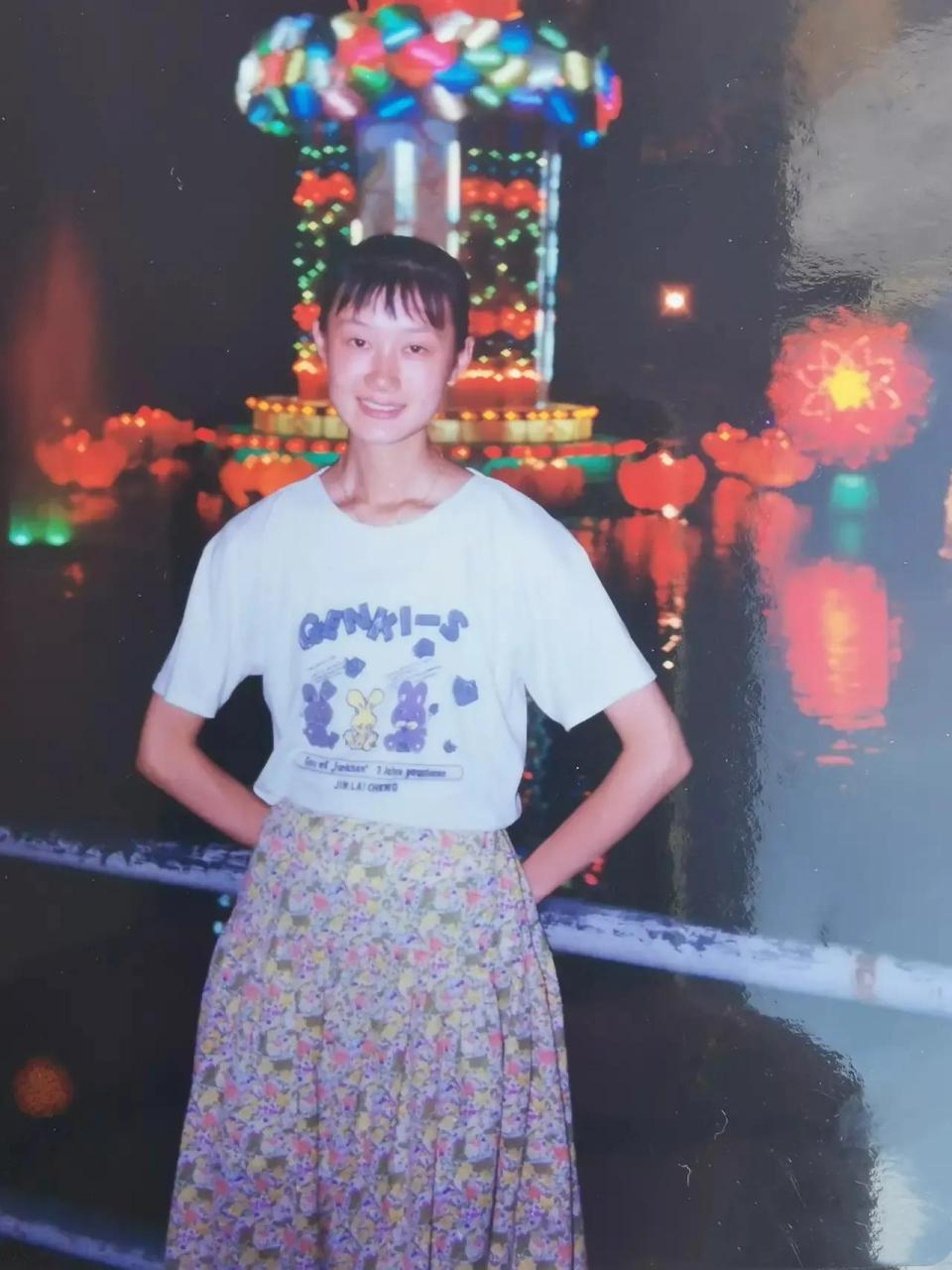 在上世纪90年代,有一位叫做姑娘的年轻女性,在夜晚的河边留下了一张