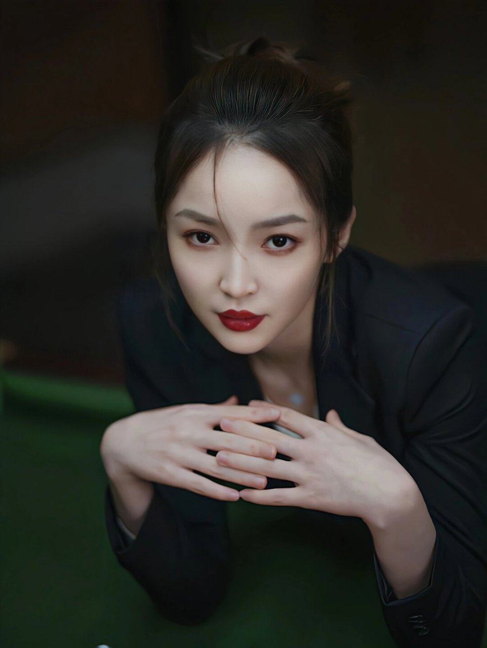 台球界醉美裁判王钟瑶个人写真  在台球界,王钟瑶以其高雅的气质和