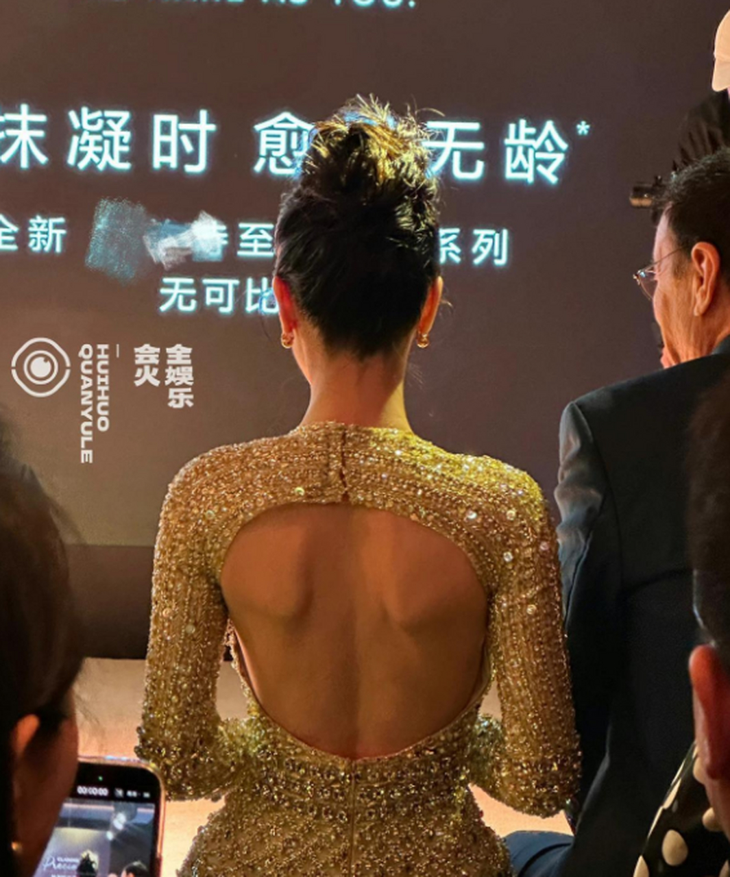 迪丽热巴这个瘦骨嶙峋的后背看起来确实是好看!