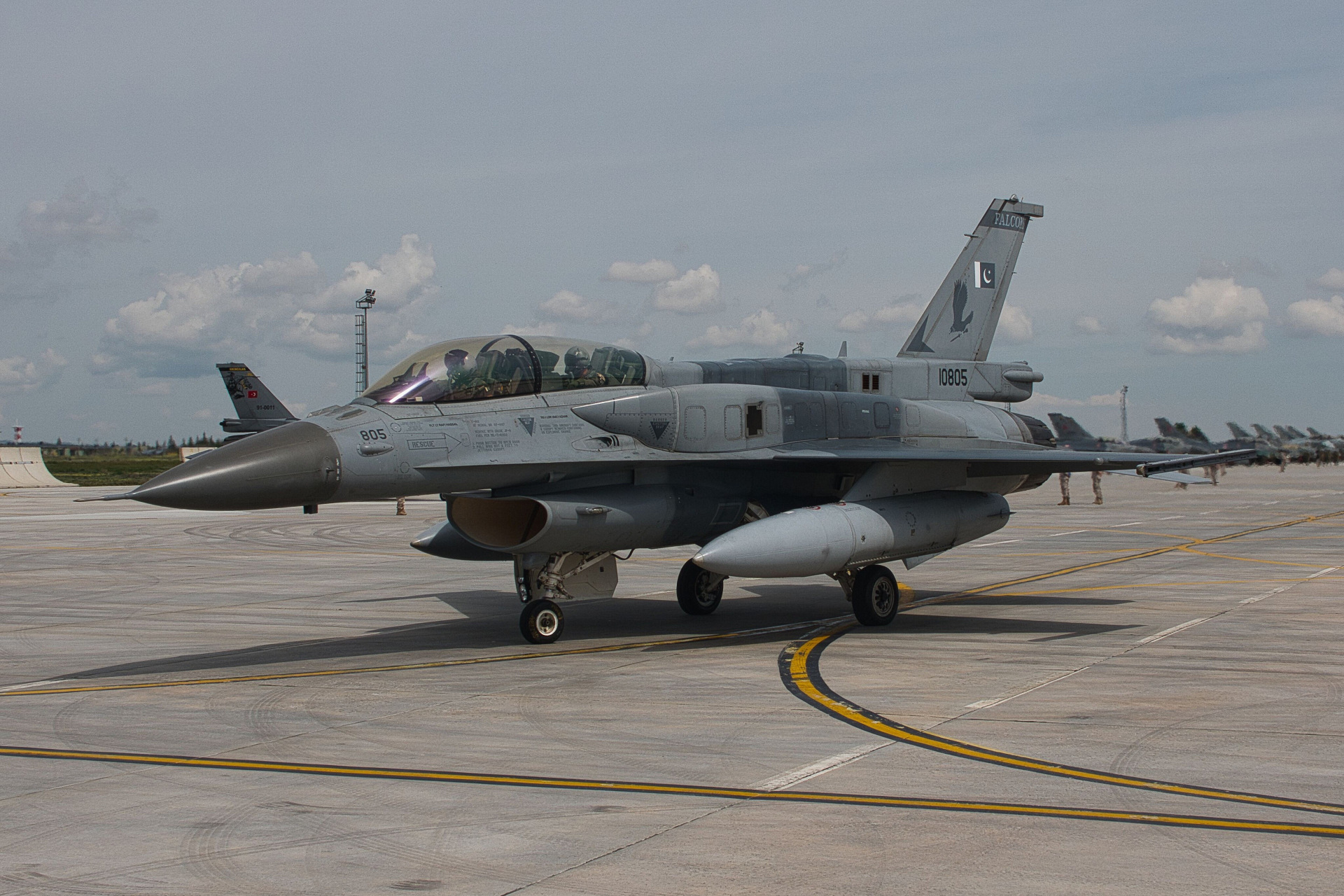 在歼-10ce战斗机和枭龙3战斗机未装备前,f-16c/d block52 战斗机应该