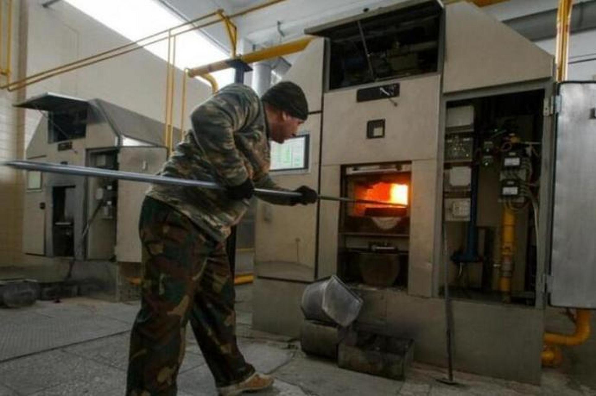 晚上9点,在广安殡仪馆的火化车间,老黄师傅正准备一具13岁的男孩尸体