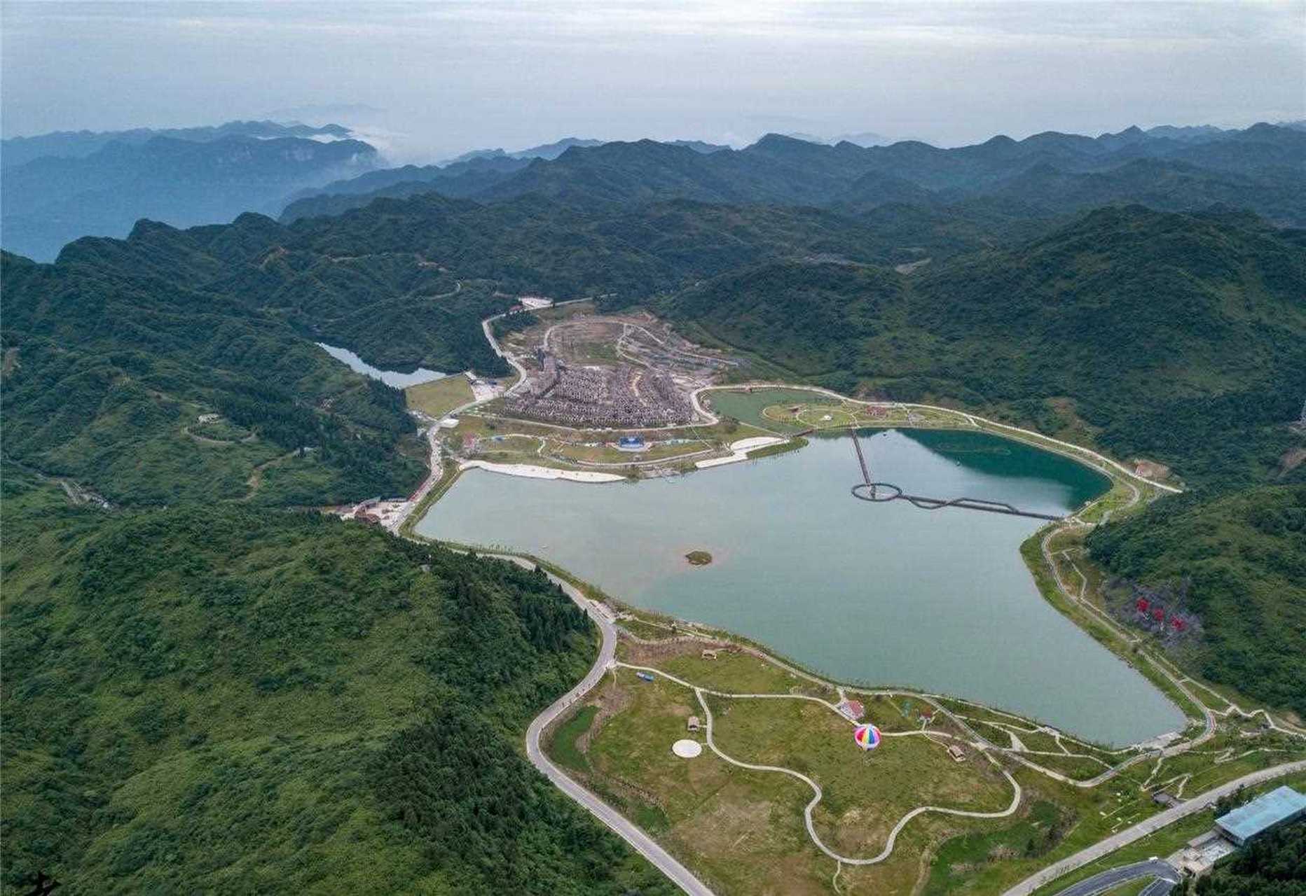 丰都南天湖景区,有着重庆境内海拔最高的高山湖泊,海拔高度超过1800米