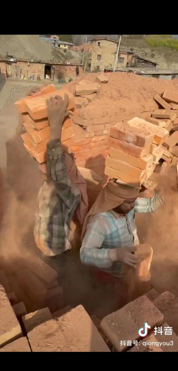 百家号星火计划# 印度农民工搬砖技术,真是不令人佩服呀,看看他们