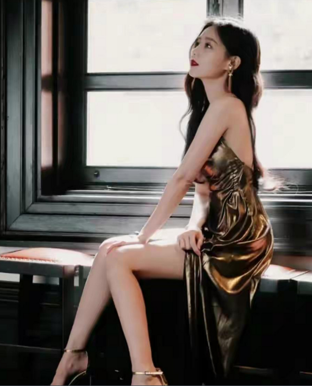 网友:李一桐身材绝了,连衣裙配大红唇性感撩人,美腿真诱人,妥妥的大