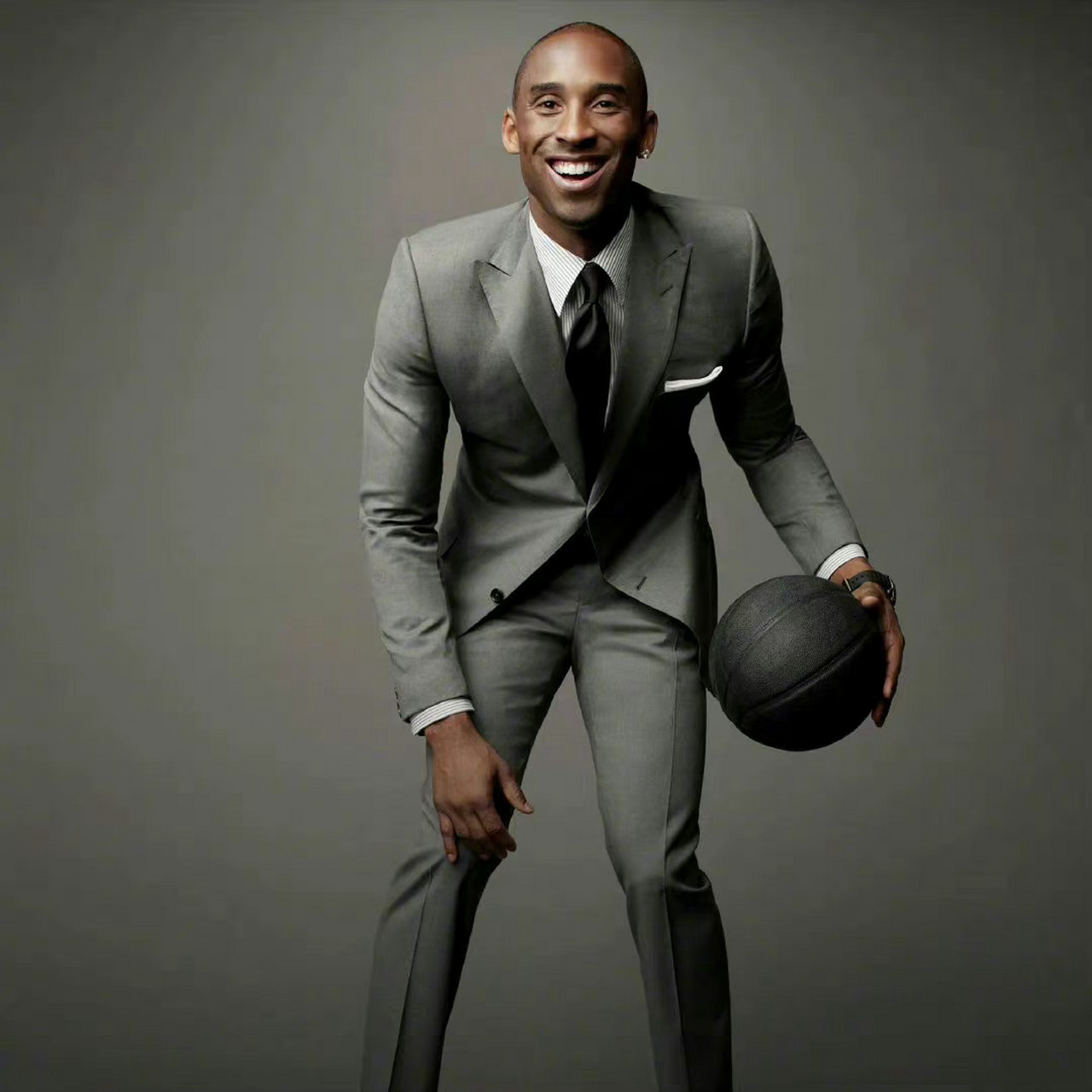 脱下球衣穿上西装的科比也是一个西装暴徒,难怪网友会说他是最帅的