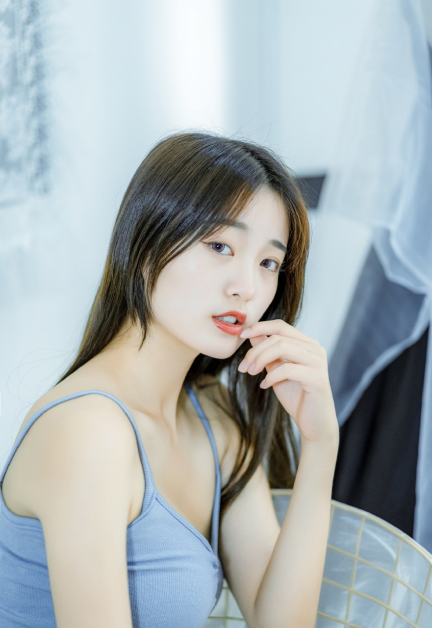 成熟御姐吊带背心私房美照