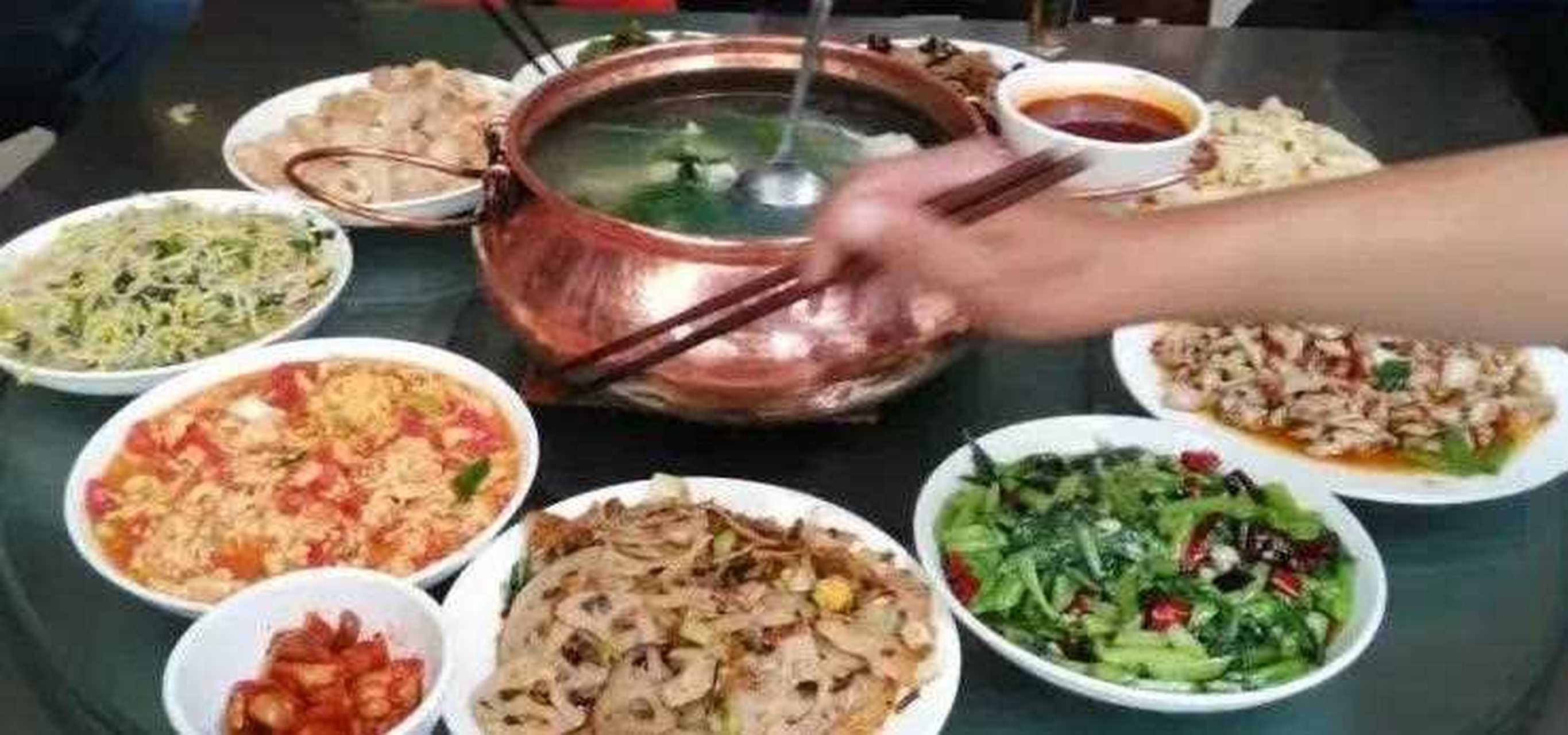 云南澄江的铜锅鱼,是我每次去抚仙湖度假都想去吃的美食,铜锅鱼一般