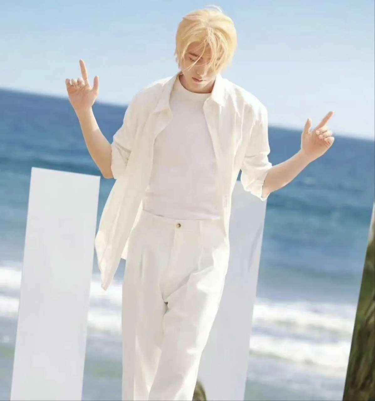 蔡徐坤一身白衣海边拍大片青春浪漫,阳光海滩,蓝天白云春意满满,发色
