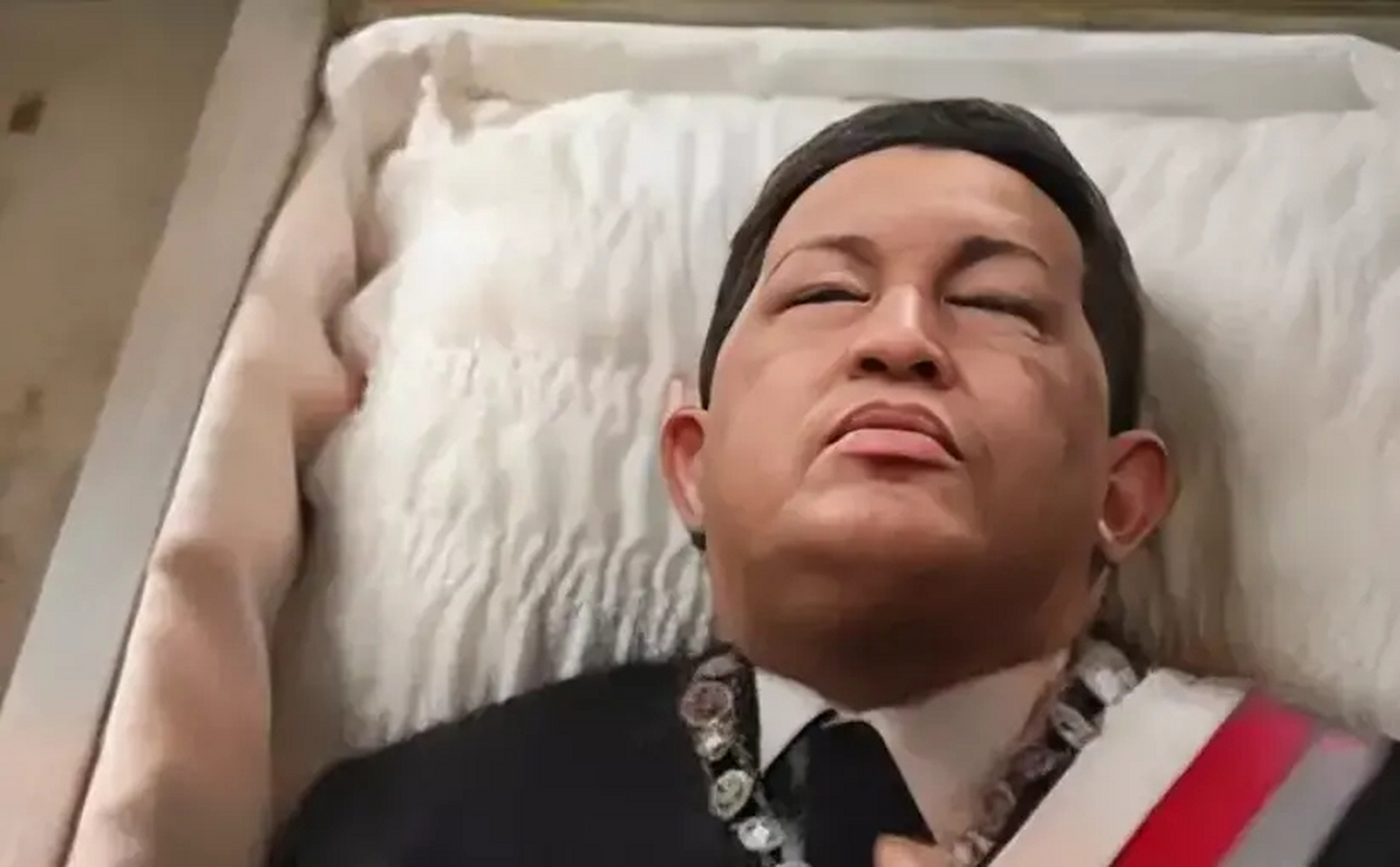 镜头下,他安详地躺在水晶棺内,仿佛睡着了一般.