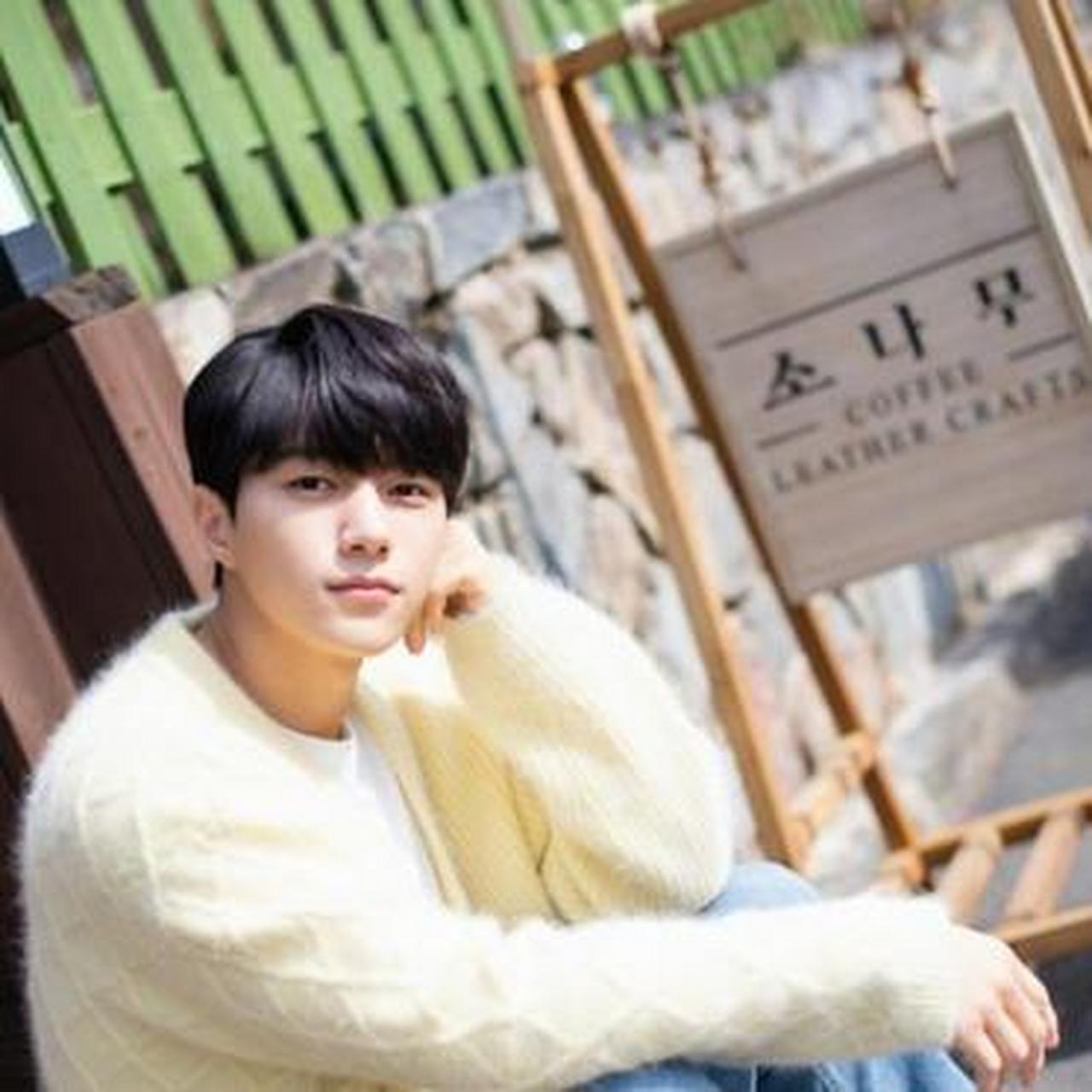 金明洙采访画报更新照片,身穿奶油黄针织开衫又奶又盐,少年感满分