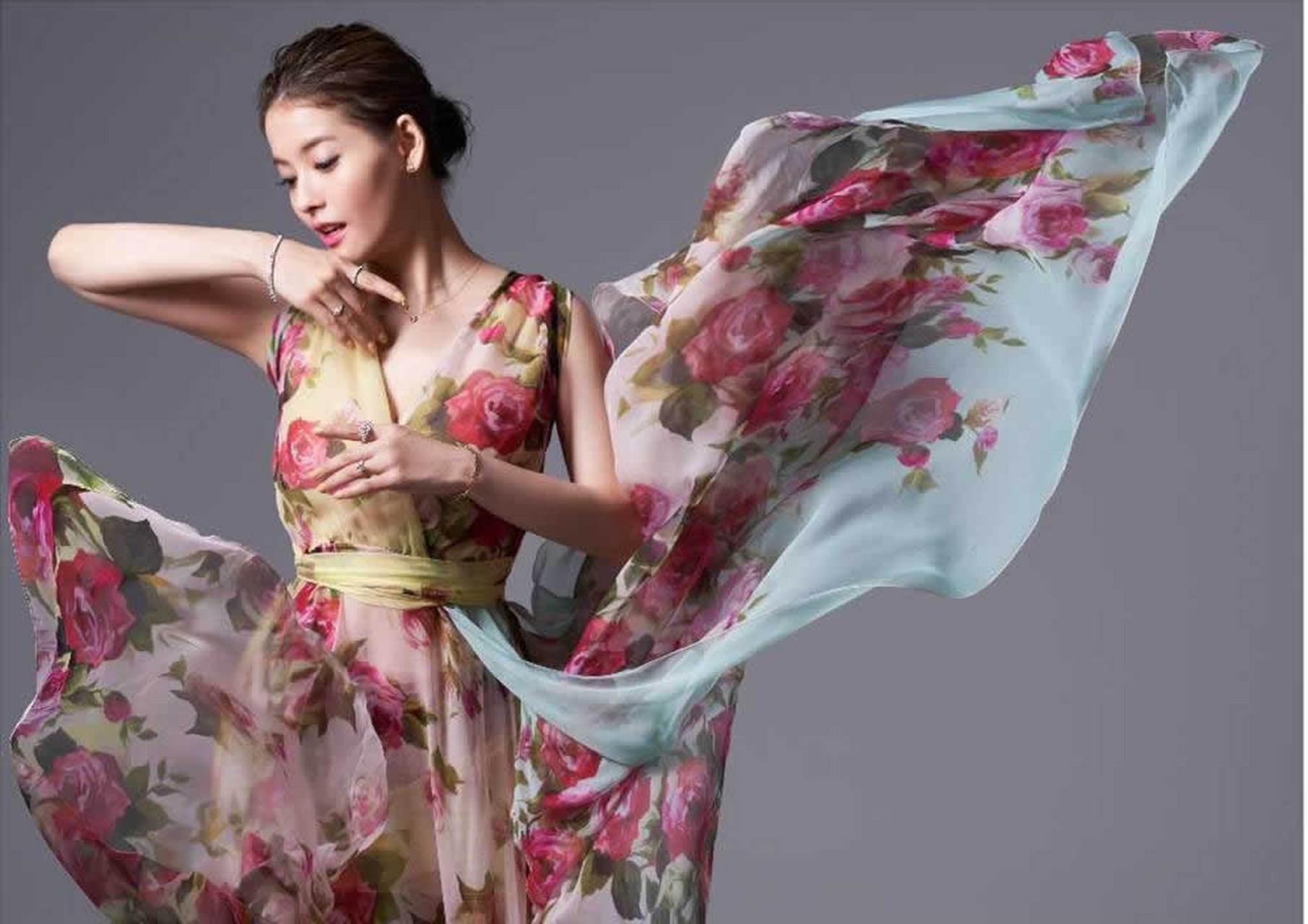 王乐妍一袭粉嫩花朵雪纺礼服配joy colori未来钻石,十分唯美浪漫,并