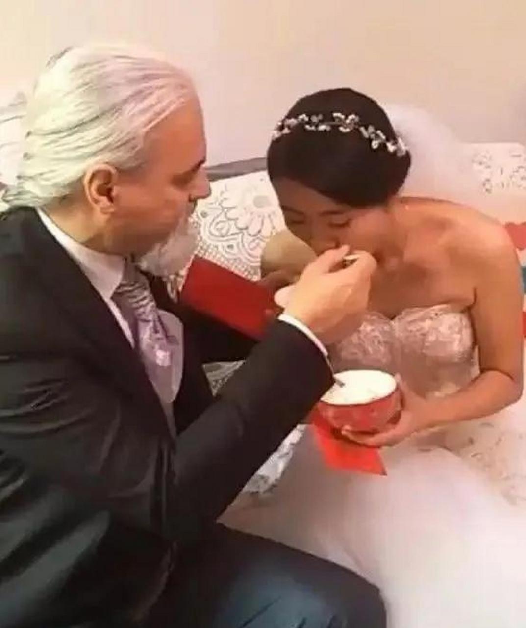 网友:中国美女嫁给外国老头,图什么呢?