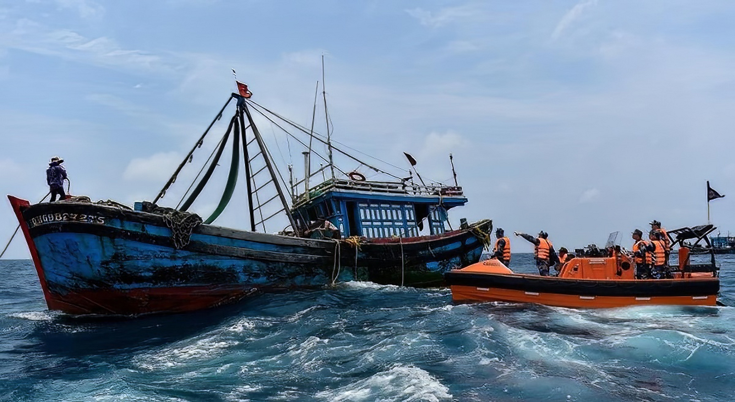 2002年,越南炮艇扣押海南渔船,刘添荣作为南海渔政干部,立即采取行动