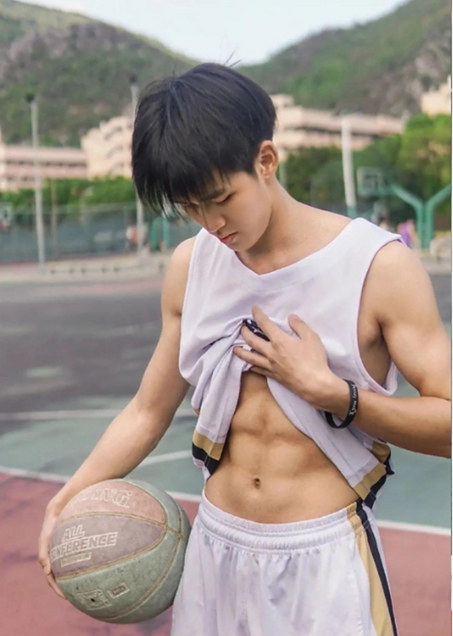 白04球服篮球体育生,有腹肌的男孩纸真是帅啊!#体育生