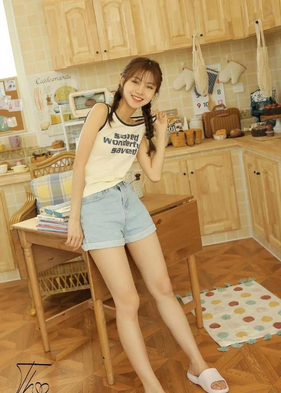 麻花辫萌妹子极品美腿私房写真