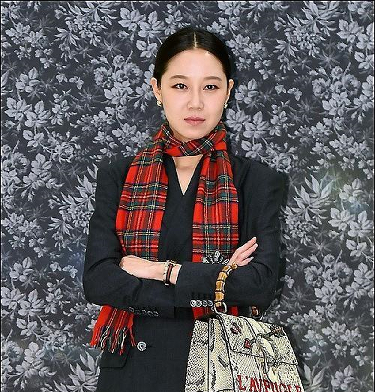 真成"大妈"了!孔孝真近照,齐刘海配土味卷发,女神形象全毁了