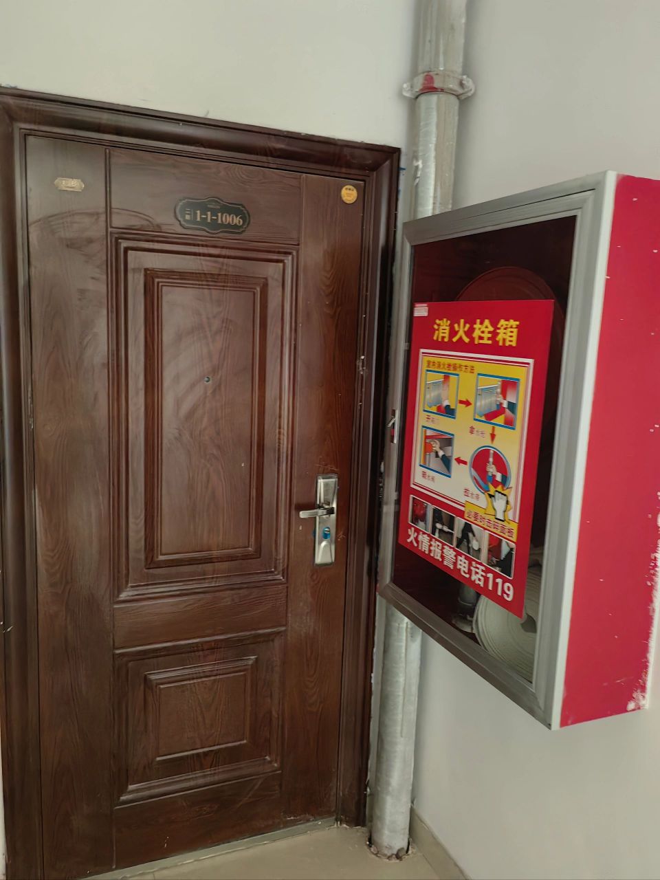 住宅设计成这样,真的感觉很离谱,消防栓箱直接怼门口,开门和搬家都不