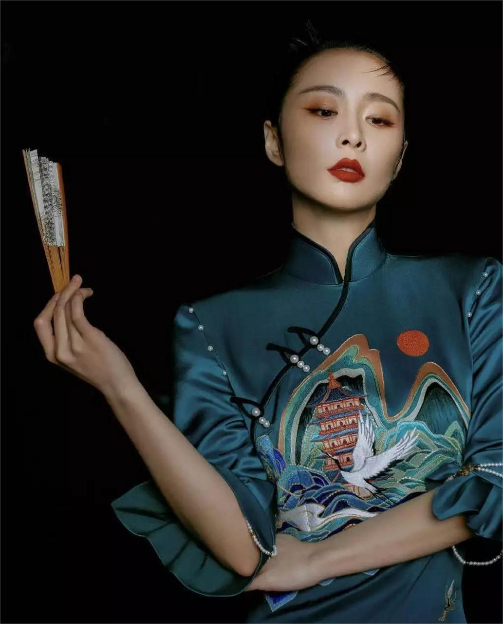 高叶国风旗袍大片,红唇抹上一抹复古色彩,满满江南女子温婉气质