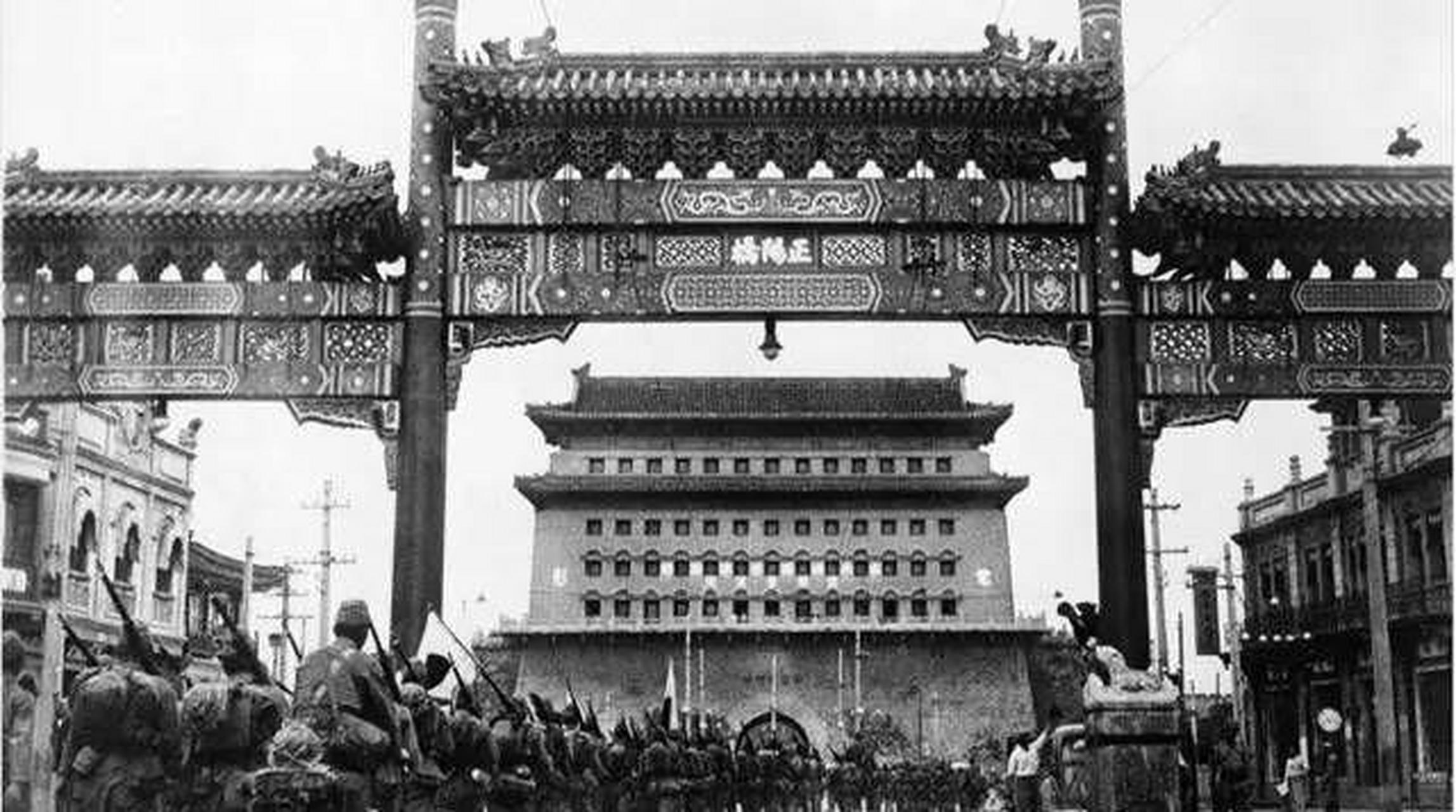 1937年8月13日,日本军队走过北京正阳门,这是日军进入北京拍摄的第一