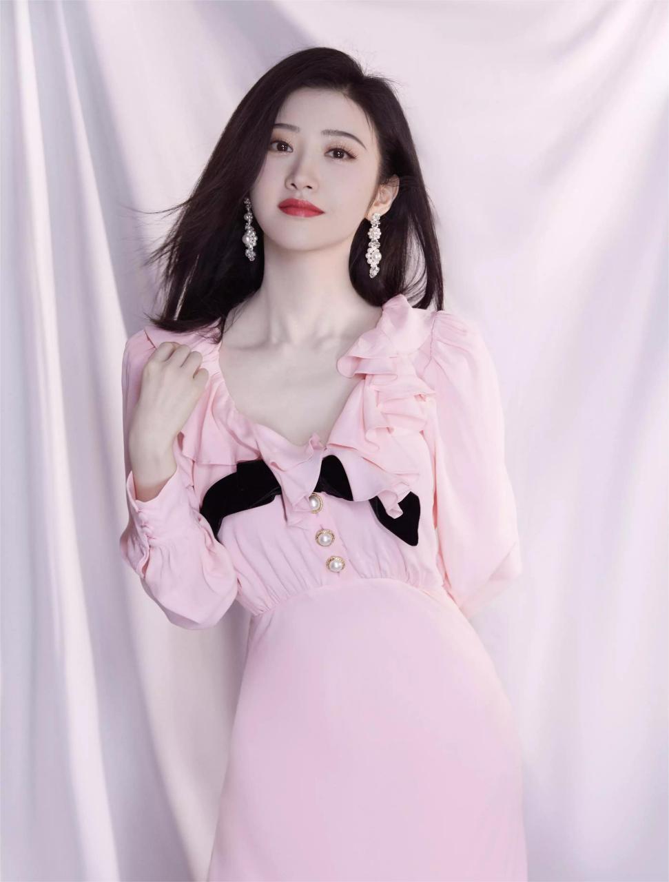 景甜如同绽放的花朵,一袭粉色连身礼服裙甜美精致,优雅迷人