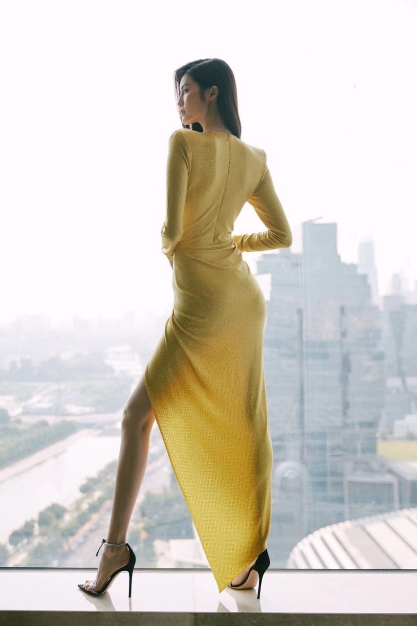 超模身材穿上明黄色长裙,裙摆的开叉设计搭配高跟鞋#高跟鞋# #美腿